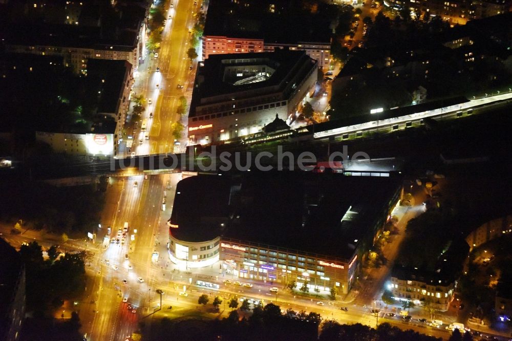 Nachtluftbild Berlin - Nachtluftbild Gebäude des Einkaufszentrum Ring-Center der ECE Gruppe an der Frankfurter Allee im Stadtbezirk Friedrichshain in Berlin