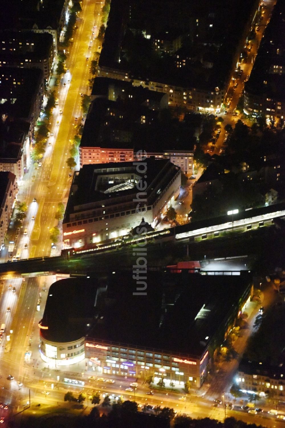 Nacht-Luftaufnahme Berlin - Nachtluftbild Gebäude des Einkaufszentrum Ring-Center der ECE Gruppe an der Frankfurter Allee im Stadtbezirk Friedrichshain in Berlin