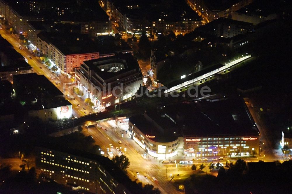 Berlin bei Nacht von oben - Nachtluftbild Gebäude des Einkaufszentrum Ring-Center der ECE Gruppe an der Frankfurter Allee im Stadtbezirk Friedrichshain in Berlin