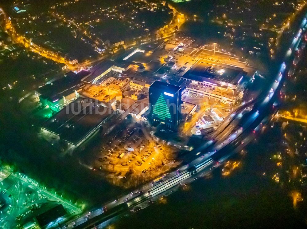 Mülheim an der Ruhr bei Nacht aus der Vogelperspektive: Nachtluftbild Gebäude des Einkaufszentrum RRZ Rhein-Ruhr Zentrum am Humboldtring in Mülheim an der Ruhr im Bundesland Nordrhein-Westfalen