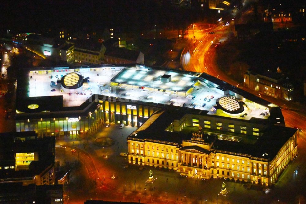 Braunschweig bei Nacht aus der Vogelperspektive: Nachtluftbild Gebäude des Einkaufszentrum Schloss-Arkaden Braunschweig am Ritterbrunnen in der Altstadt in Braunschweig im Bundesland Niedersachsen