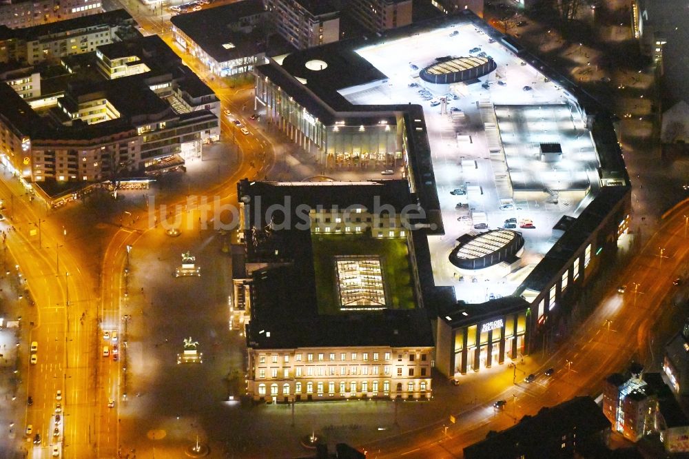 Braunschweig bei Nacht von oben - Nachtluftbild Gebäude des Einkaufszentrum Schloss-Arkaden Braunschweig am Ritterbrunnen in der Altstadt in Braunschweig im Bundesland Niedersachsen