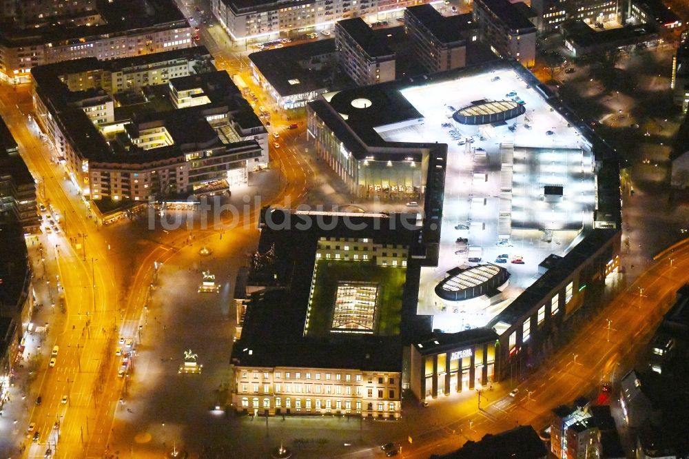 Braunschweig bei Nacht aus der Vogelperspektive: Nachtluftbild Gebäude des Einkaufszentrum Schloss-Arkaden Braunschweig am Ritterbrunnen in der Altstadt in Braunschweig im Bundesland Niedersachsen