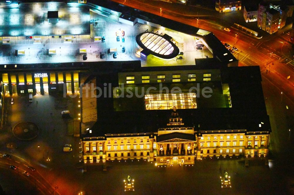 Braunschweig bei Nacht von oben - Nachtluftbild Gebäude des Einkaufszentrum Schloss-Arkaden Braunschweig am Ritterbrunnen in der Altstadt in Braunschweig im Bundesland Niedersachsen