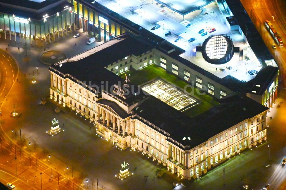 Nachtluftbild Braunschweig - Nachtluftbild Gebäude des Einkaufszentrum Schloss-Arkaden Braunschweig am Ritterbrunnen in der Altstadt in Braunschweig im Bundesland Niedersachsen