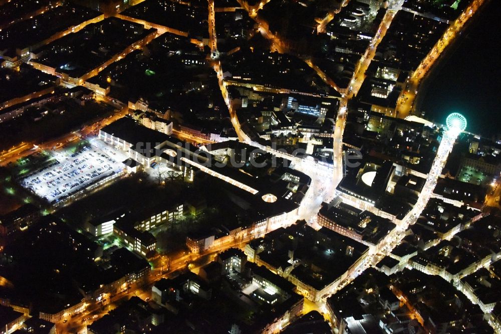 Schwerin bei Nacht von oben - Nachtluftbild Gebäude des Einkaufszentrum Schlosspark Center in Schwerin im Bundesland Mecklenburg-Vorpommern