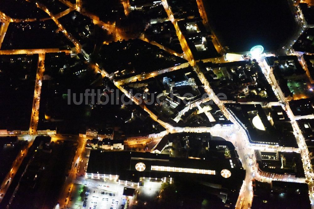 Schwerin bei Nacht aus der Vogelperspektive: Nachtluftbild Gebäude des Einkaufszentrum Schlosspark Center in Schwerin im Bundesland Mecklenburg-Vorpommern