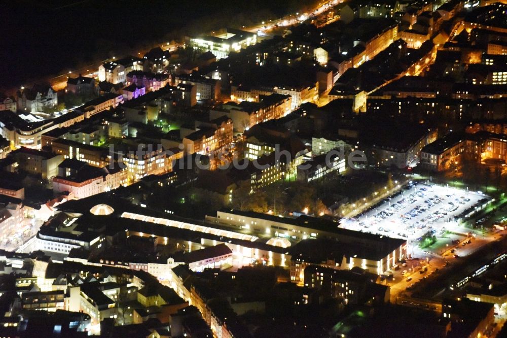 Schwerin bei Nacht aus der Vogelperspektive: Nachtluftbild Gebäude des Einkaufszentrum Schlosspark Center in Schwerin im Bundesland Mecklenburg-Vorpommern