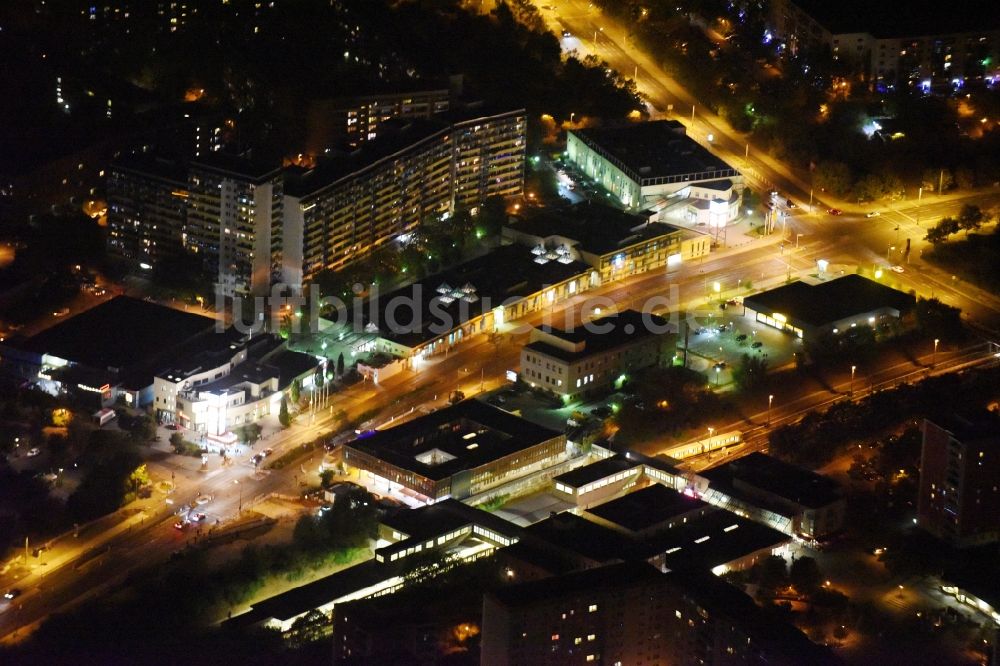 Berlin bei Nacht von oben - Nachtluftbild Gebäude des Einkaufszentrum Spree - Center Hellersdorf in Berlin