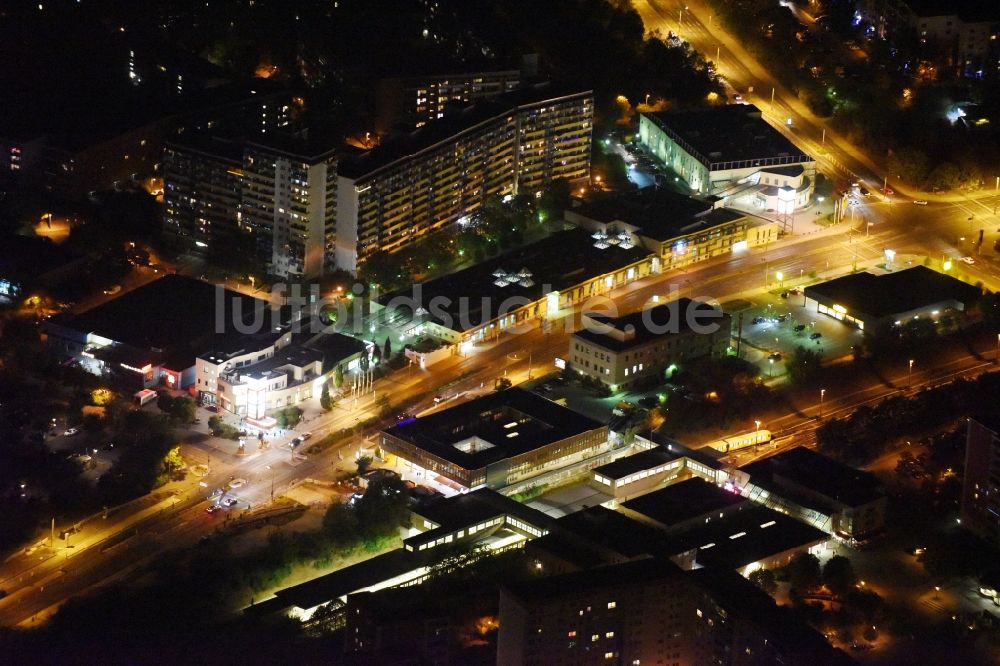 Berlin bei Nacht aus der Vogelperspektive: Nachtluftbild Gebäude des Einkaufszentrum Spree - Center Hellersdorf in Berlin