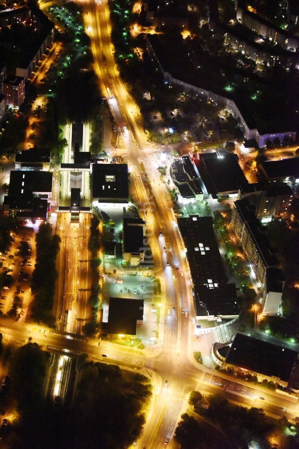 Berlin bei Nacht von oben - Nachtluftbild Gebäude des Einkaufszentrum Spree - Center Hellersdorf in Berlin