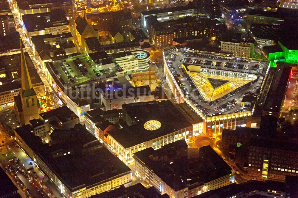 Dortmund bei Nacht aus der Vogelperspektive: Nachtluftbild Gebäude des Einkaufszentrum Thier-Galerie in Dortmund im Bundesland Nordrhein-Westfalen