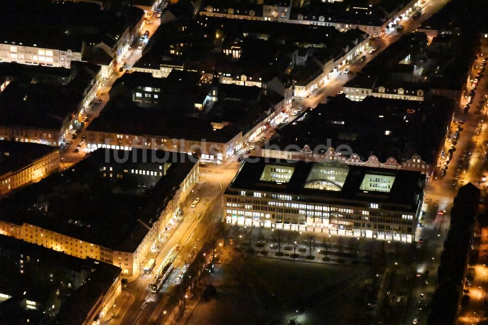 Nacht-Luftaufnahme Potsdam - Nachtluftbild Gebäude des Einkaufszentrum WilhelmGalerie am Platz der Einheit - Charlottenstraße im Ortsteil Innenstadt in Potsdam im Bundesland Brandenburg