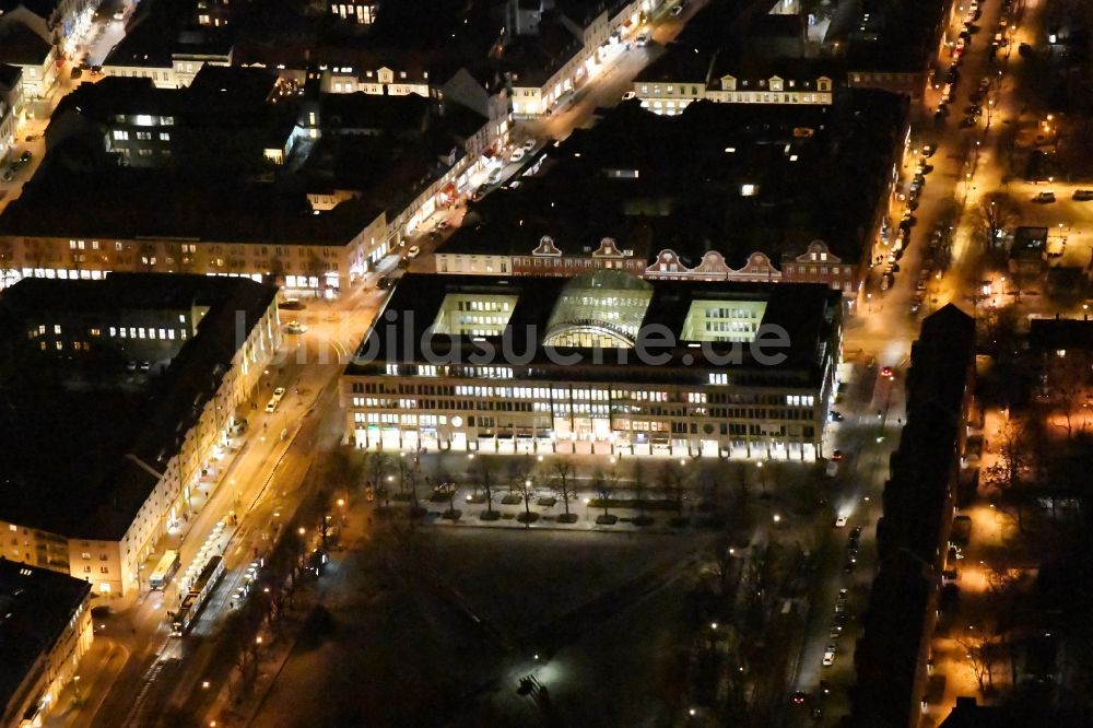 Potsdam bei Nacht von oben - Nachtluftbild Gebäude des Einkaufszentrum WilhelmGalerie am Platz der Einheit - Charlottenstraße im Ortsteil Innenstadt in Potsdam im Bundesland Brandenburg