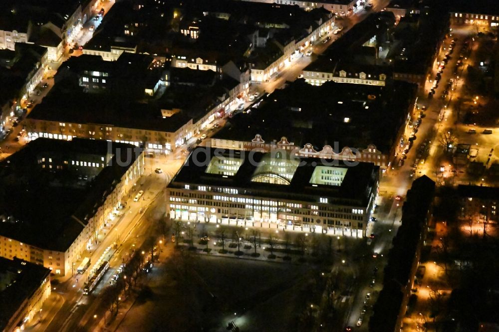 Potsdam bei Nacht aus der Vogelperspektive: Nachtluftbild Gebäude des Einkaufszentrum WilhelmGalerie am Platz der Einheit - Charlottenstraße im Ortsteil Innenstadt in Potsdam im Bundesland Brandenburg