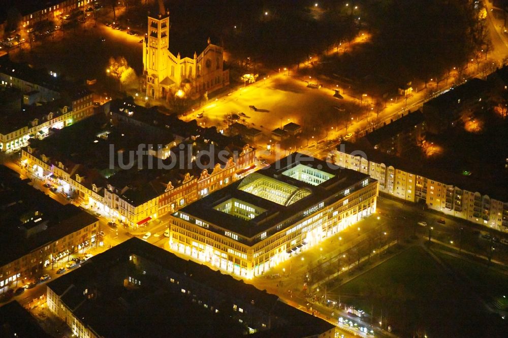 Potsdam bei Nacht von oben - Nachtluftbild Gebäude des Einkaufszentrum WilhelmGalerie am Platz der Einheit - Charlottenstraße im Ortsteil Innenstadt in Potsdam im Bundesland Brandenburg