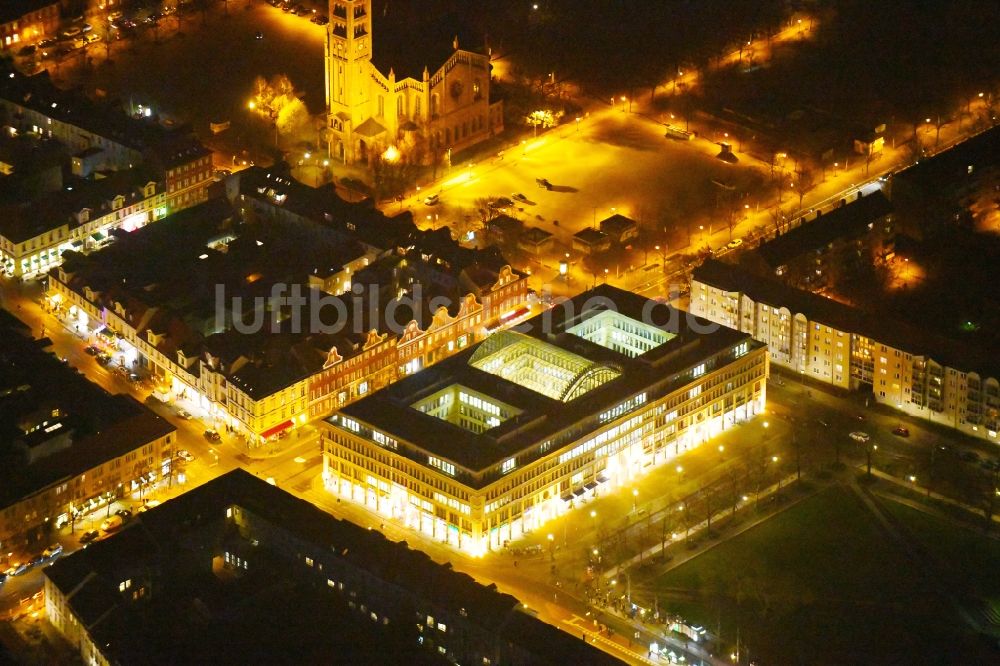 Potsdam bei Nacht aus der Vogelperspektive: Nachtluftbild Gebäude des Einkaufszentrum WilhelmGalerie am Platz der Einheit - Charlottenstraße im Ortsteil Innenstadt in Potsdam im Bundesland Brandenburg