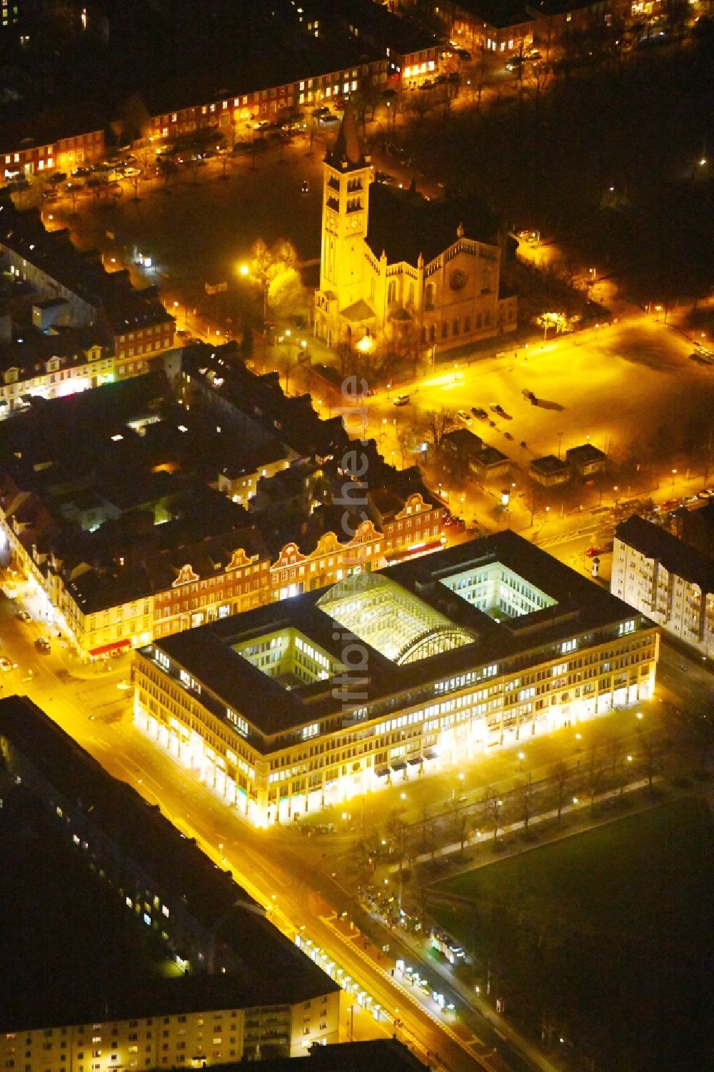 Nachtluftbild Potsdam - Nachtluftbild Gebäude des Einkaufszentrum WilhelmGalerie am Platz der Einheit - Charlottenstraße im Ortsteil Innenstadt in Potsdam im Bundesland Brandenburg