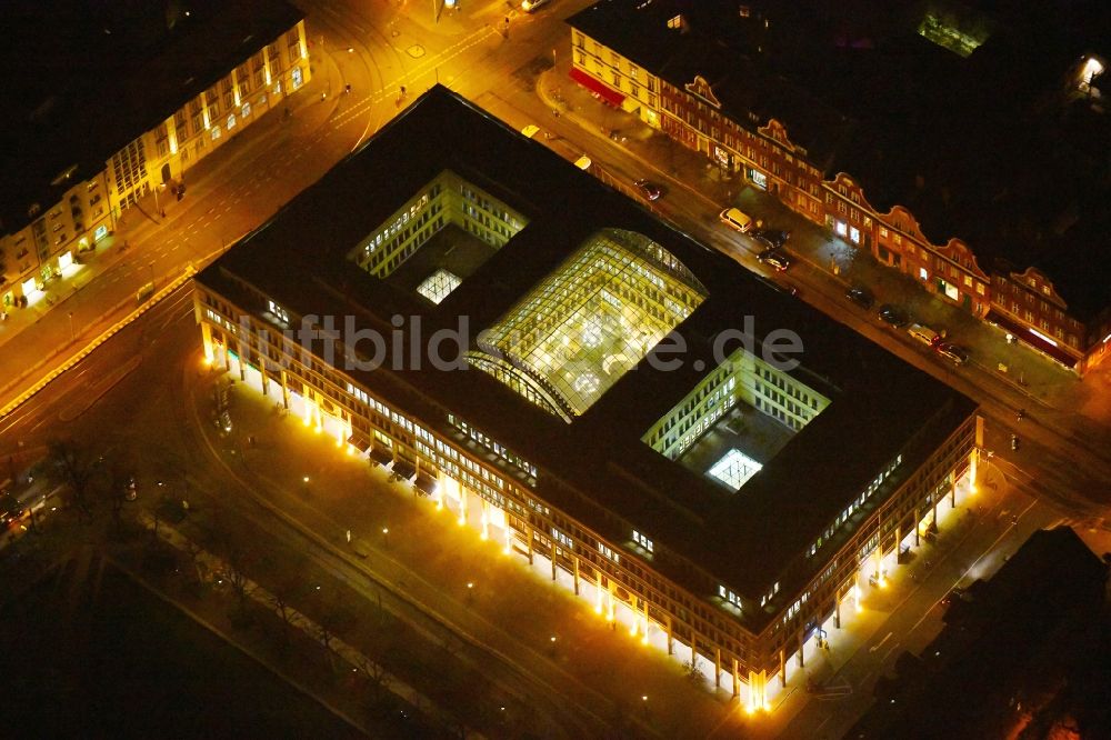 Potsdam bei Nacht von oben - Nachtluftbild Gebäude des Einkaufszentrum WilhelmGalerie am Platz der Einheit - Charlottenstraße im Ortsteil Innenstadt in Potsdam im Bundesland Brandenburg