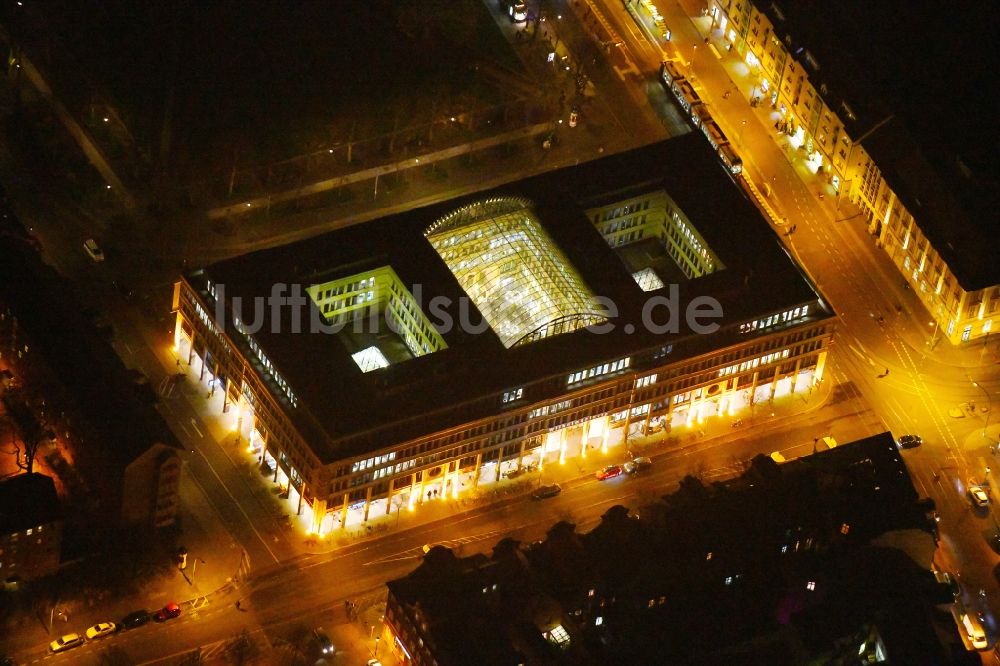 Nachtluftbild Potsdam - Nachtluftbild Gebäude des Einkaufszentrum WilhelmGalerie am Platz der Einheit - Charlottenstraße im Ortsteil Innenstadt in Potsdam im Bundesland Brandenburg