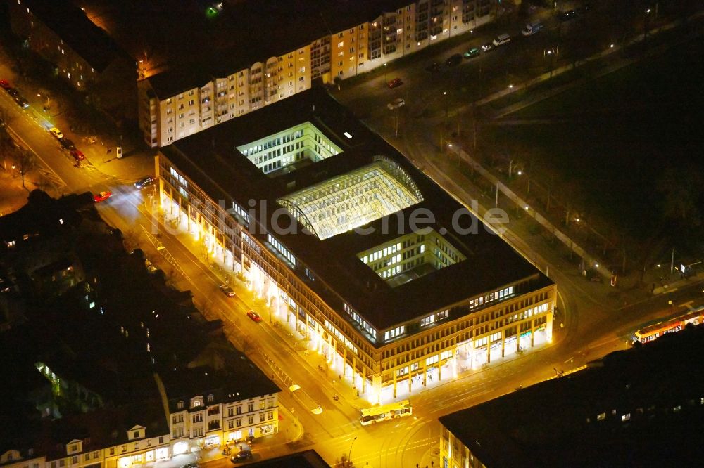 Nacht-Luftaufnahme Potsdam - Nachtluftbild Gebäude des Einkaufszentrum WilhelmGalerie am Platz der Einheit - Charlottenstraße im Ortsteil Innenstadt in Potsdam im Bundesland Brandenburg