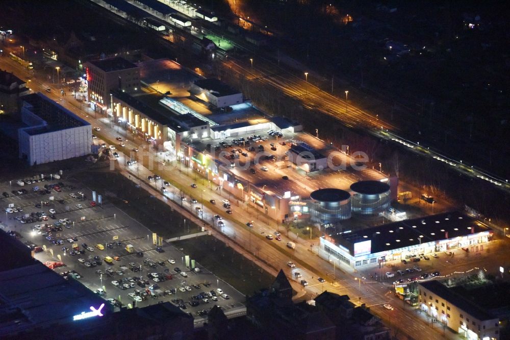 Berlin bei Nacht aus der Vogelperspektive: Nachtluftbild Gebäude des Einkaufszentrum Zentrum Schöneweide im Ortsteil Niederschöneweide in Berlin