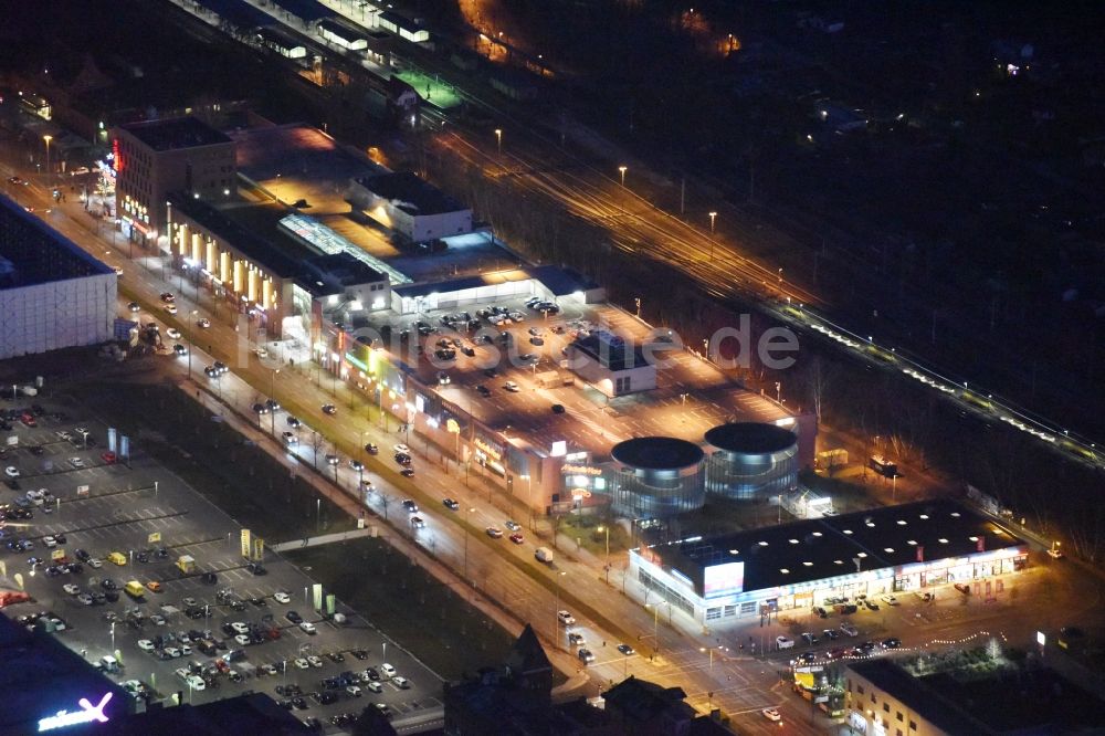 Nachtluftbild Berlin - Nachtluftbild Gebäude des Einkaufszentrum Zentrum Schöneweide im Ortsteil Niederschöneweide in Berlin