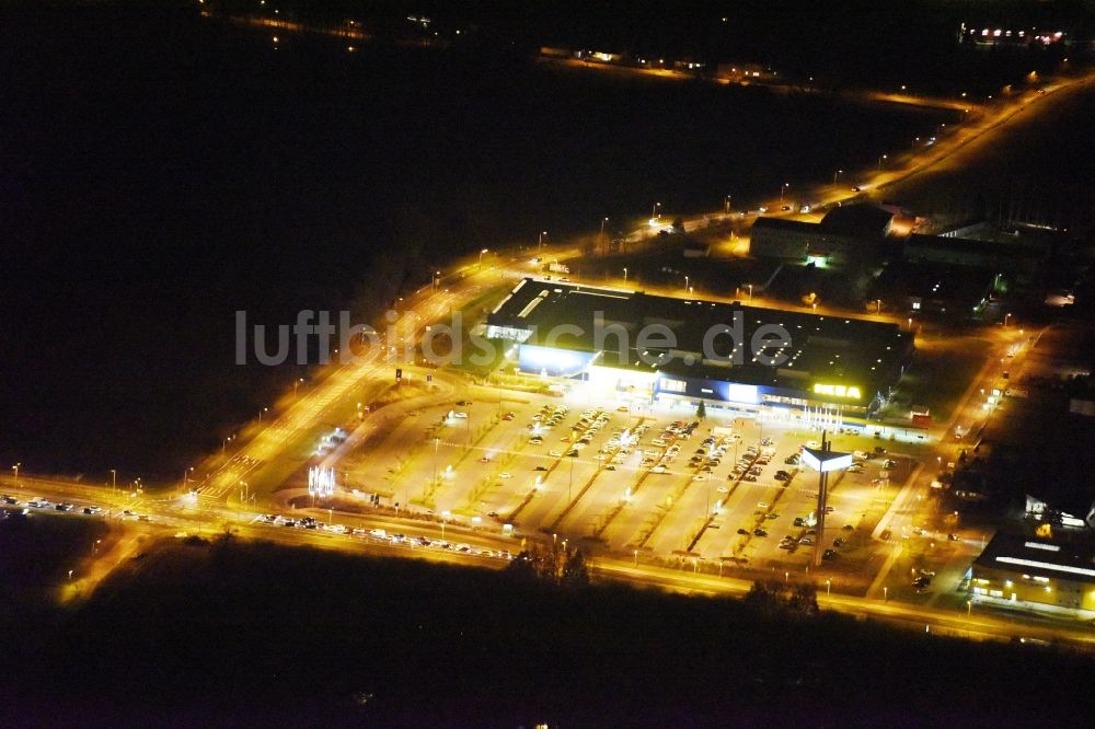 Rostock bei Nacht aus der Vogelperspektive: Nachtluftbild Gebäude des Einrichtungshaus - Möbelmarkt der IKEA Deutschland GmbH & Co. KG ROSTOCK in Rostock im Bundesland Mecklenburg-Vorpommern