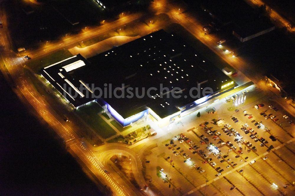 Rostock bei Nacht aus der Vogelperspektive: Nachtluftbild Gebäude des Einrichtungshaus - Möbelmarkt der IKEA Deutschland GmbH & Co. KG ROSTOCK in Rostock im Bundesland Mecklenburg-Vorpommern