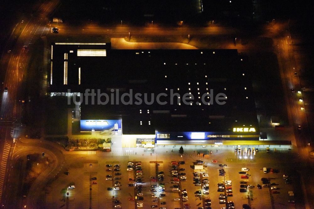 Nachtluftbild Rostock - Nachtluftbild Gebäude des Einrichtungshaus - Möbelmarkt der IKEA Deutschland GmbH & Co. KG ROSTOCK in Rostock im Bundesland Mecklenburg-Vorpommern