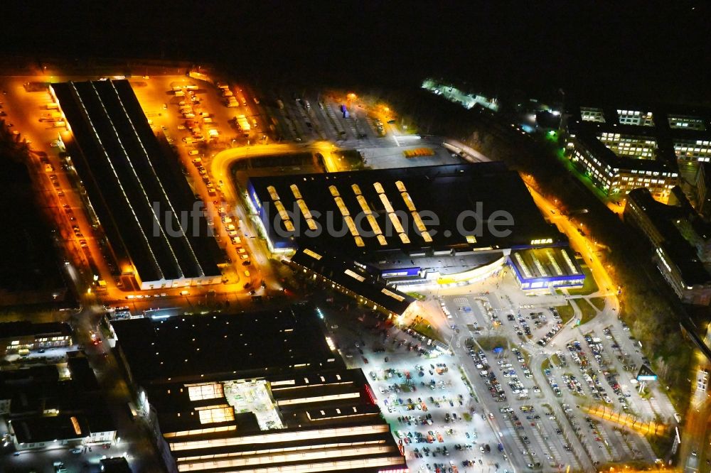 Berlin bei Nacht von oben - Nachtluftbild Gebäude des Einrichtungshaus - Möbelmarkt der IKEA Möbel & Einrichtungshaus Berlin-Tempelhof am Sachsendamm im Ortsteil Tempelhof-Schöneberg in Berlin, Deutschland