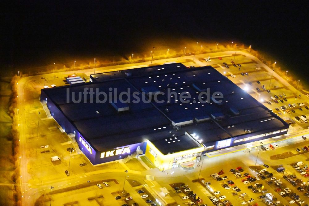 Nacht-Luftaufnahme Erfurt - Nachtluftbild Gebäude des Einrichtungshaus - Möbelmarkt der IKEA Möbel & Einrichtungshaus Erfurt im Ortsteil Schmira in Erfurt im Bundesland Thüringen, Deutschland