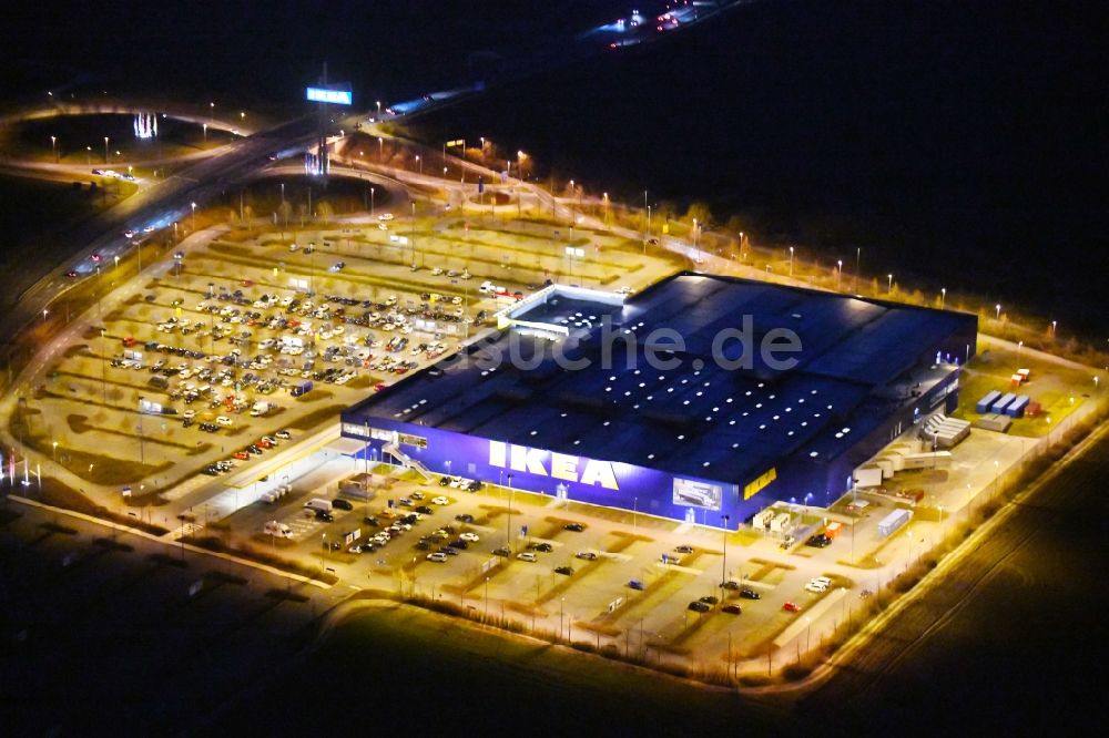 Erfurt bei Nacht von oben - Nachtluftbild Gebäude des Einrichtungshaus - Möbelmarkt der IKEA Möbel & Einrichtungshaus Erfurt im Ortsteil Schmira in Erfurt im Bundesland Thüringen, Deutschland