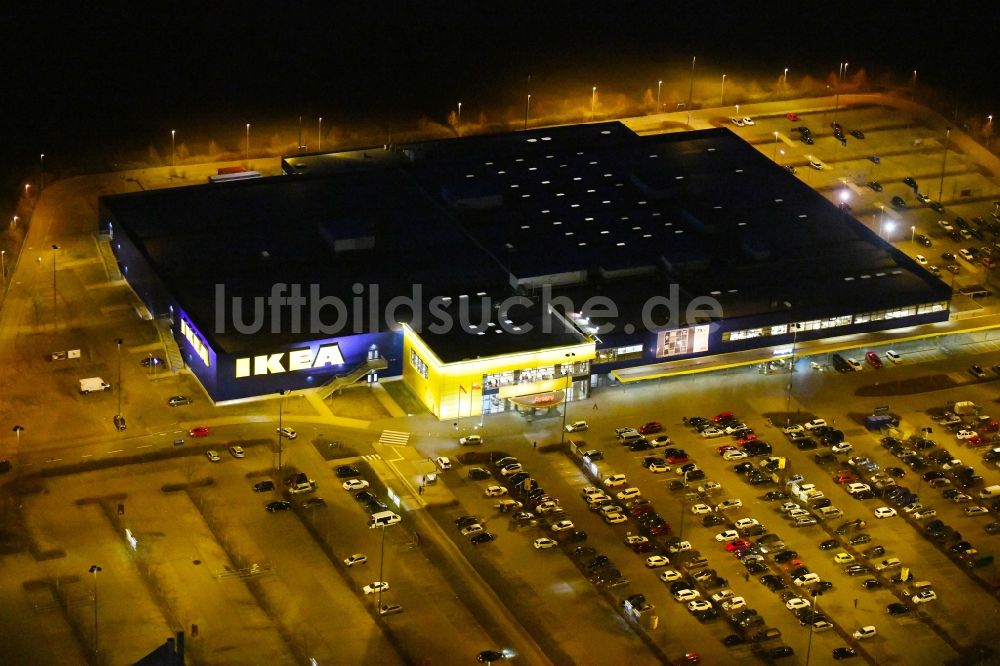 Nacht-Luftaufnahme Erfurt - Nachtluftbild Gebäude des Einrichtungshaus - Möbelmarkt der IKEA Möbel & Einrichtungshaus Erfurt im Ortsteil Schmira in Erfurt im Bundesland Thüringen, Deutschland