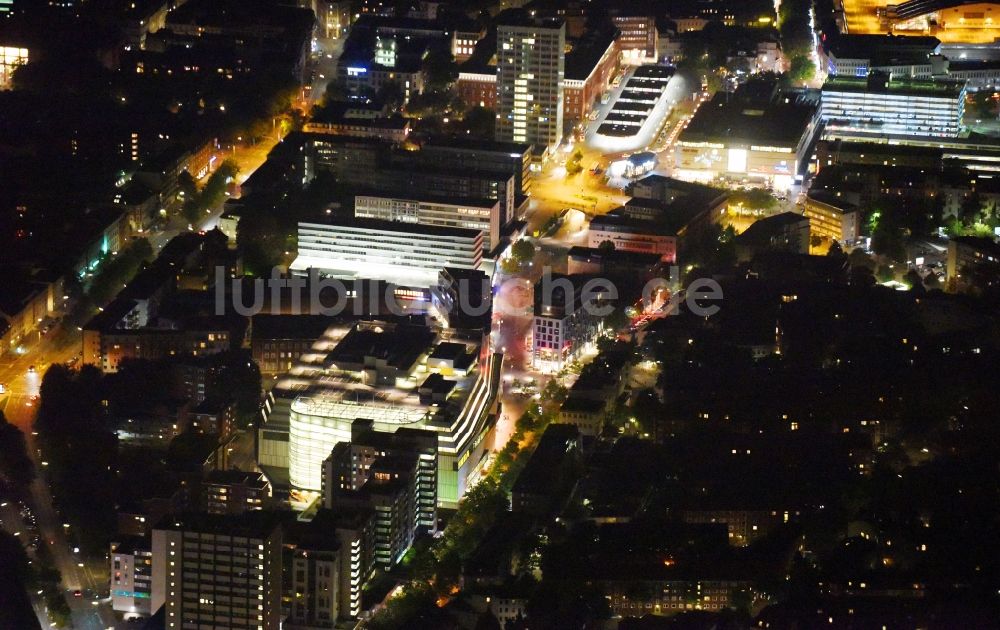 Hamburg bei Nacht von oben - Nachtluftbild Gebäude des Einrichtungshaus - Möbelmarkt der IKEA Möbel & Einrichtungshaus Hamburg-Altona Große Bergstraße in Hamburg