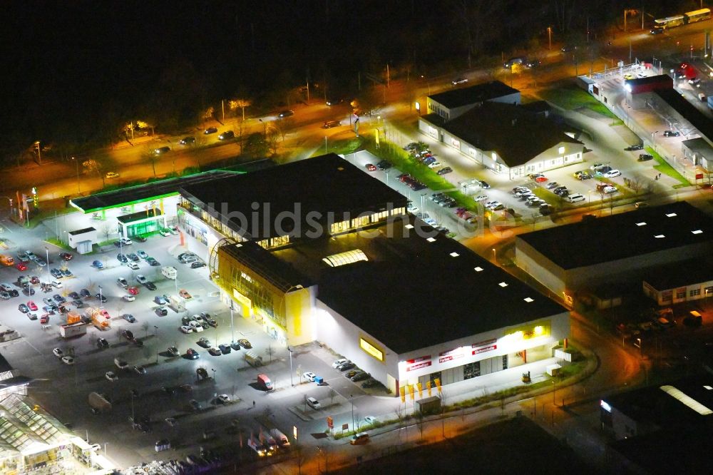 Berlin bei Nacht von oben - Nachtluftbild Gebäude des Einrichtungshaus - Möbelmarkt der POCO Einrichtungsmärkte GmbH in Berlin, Deutschland