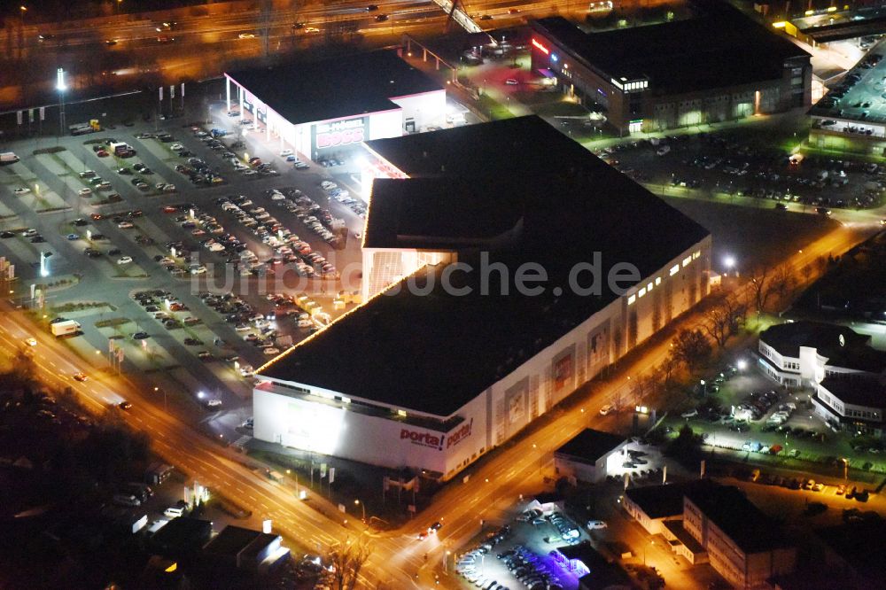 Potsdam bei Nacht von oben - Nachtluftbild Gebäude des Einrichtungshaus - Möbelmarkt der Porta Möbel Möbelgeschäft - Kette in Potsdam im Bundesland Brandenburg