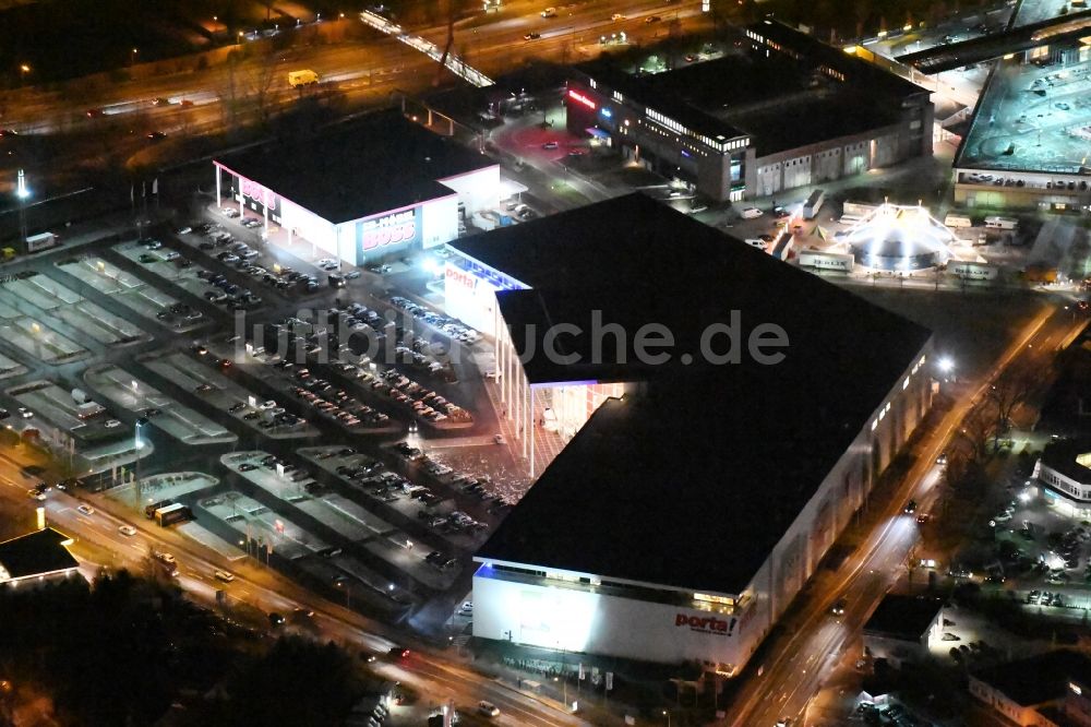 Potsdam bei Nacht aus der Vogelperspektive: Nachtluftbild Gebäude des Einrichtungshaus - Möbelmarkt der Porta Möbel Möbelgeschäft - Kette in Potsdam im Bundesland Brandenburg