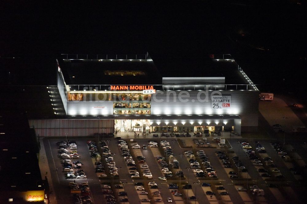 Nachtluftbild Eschborn - Nachtluftbild Gebäude des Einrichtungshaus - Möbelmarkt der XXXL Mann Mobilia in Sulzbach (Taunus) im Bundesland Hessen