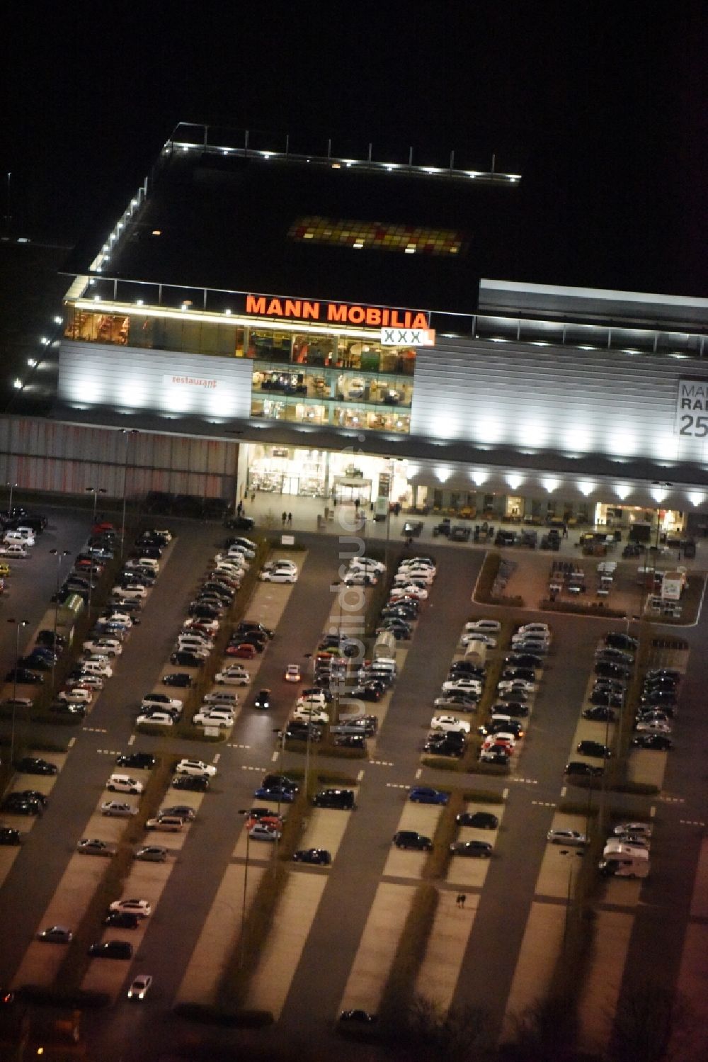 Nachtluftbild Eschborn - Nachtluftbild Gebäude des Einrichtungshaus - Möbelmarkt der XXXL Mann Mobilia in Sulzbach (Taunus) im Bundesland Hessen