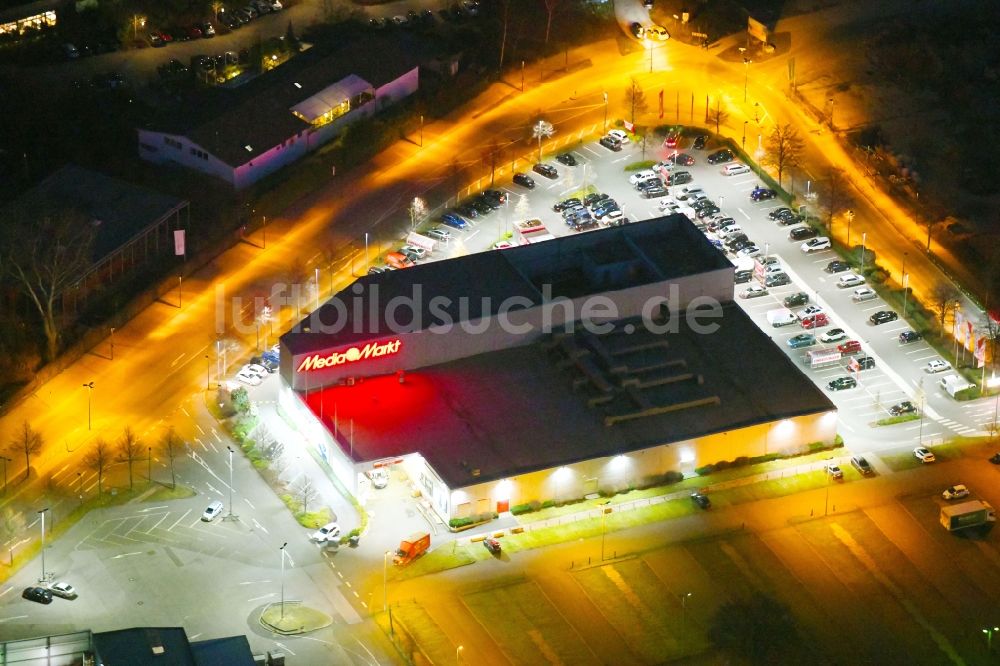 Düsseldorf bei Nacht von oben - Nachtluftbild Gebäude des Elektrofachgeschäfts Media-Markt in Düsseldorf im Bundesland Nordrhein-Westfalen