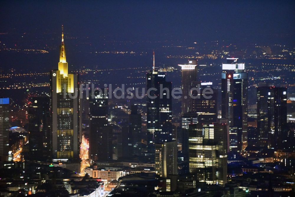 Frankfurt am Main bei Nacht aus der Vogelperspektive: Nachtluftbild Gebäude Ensemble des Palais Quartier vor der Skyline in Frankfurt am Main im Bundesland Hessen