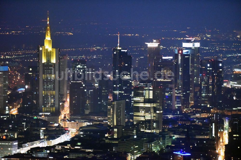 Frankfurt am Main bei Nacht von oben - Nachtluftbild Gebäude Ensemble des Palais Quartier vor der Skyline in Frankfurt am Main im Bundesland Hessen