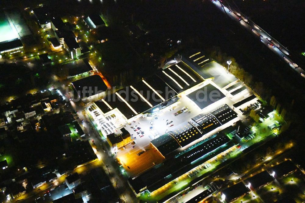 Berlin bei Nacht von oben - Nachtluftbild Gebäude Holz Possling im Ortsteil Neukölln in Berlin, Deutschland