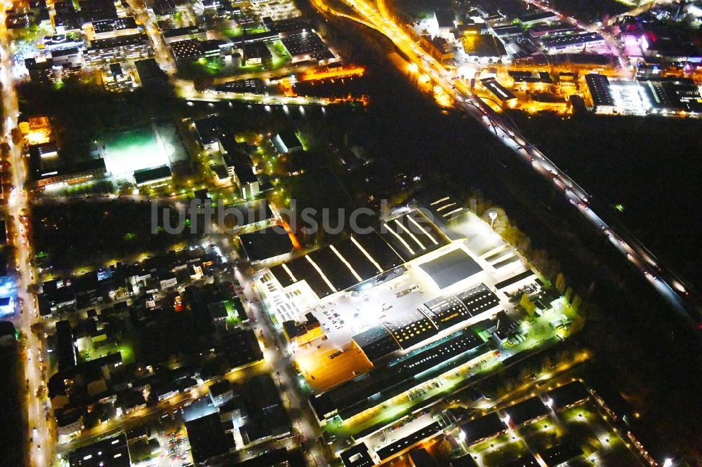 Berlin bei Nacht aus der Vogelperspektive: Nachtluftbild Gebäude Holz Possling im Ortsteil Neukölln in Berlin, Deutschland