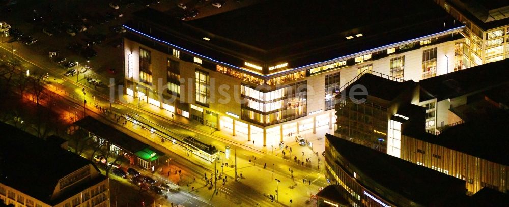 Nacht-Luftaufnahme Dresden - Nachtluftbild Gebäude des Kaufhauses Karstadt Dresden in Dresden im Bundesland Sachsen