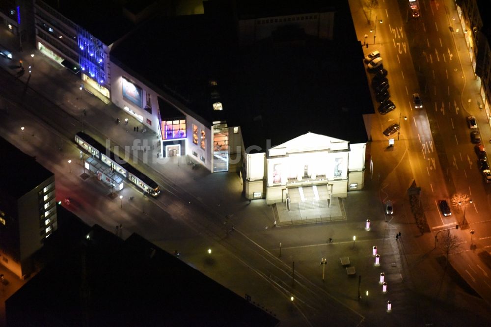 Magdeburg bei Nacht von oben - Nachtluftbild Gebäude des Konzerthauses und Theater- Schauspielhauses im Ortsteil Altstadt in Magdeburg im Bundesland Sachsen-Anhalt