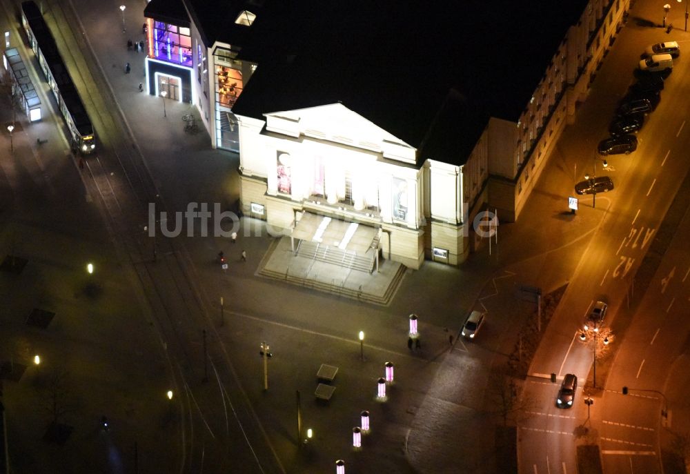 Magdeburg bei Nacht aus der Vogelperspektive: Nachtluftbild Gebäude des Konzerthauses und Theater- Schauspielhauses im Ortsteil Altstadt in Magdeburg im Bundesland Sachsen-Anhalt