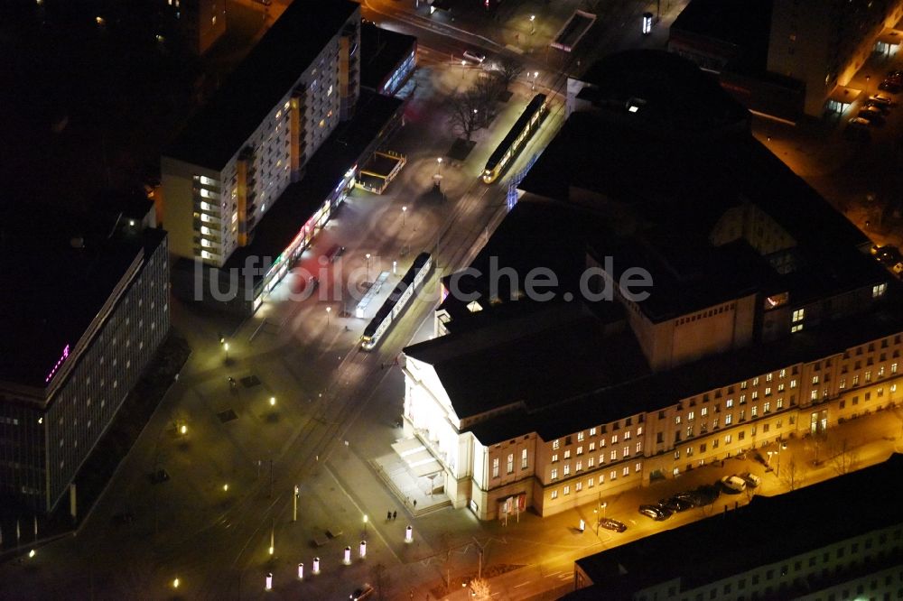 Magdeburg bei Nacht von oben - Nachtluftbild Gebäude des Konzerthauses und Theater- Schauspielhauses im Ortsteil Altstadt in Magdeburg im Bundesland Sachsen-Anhalt