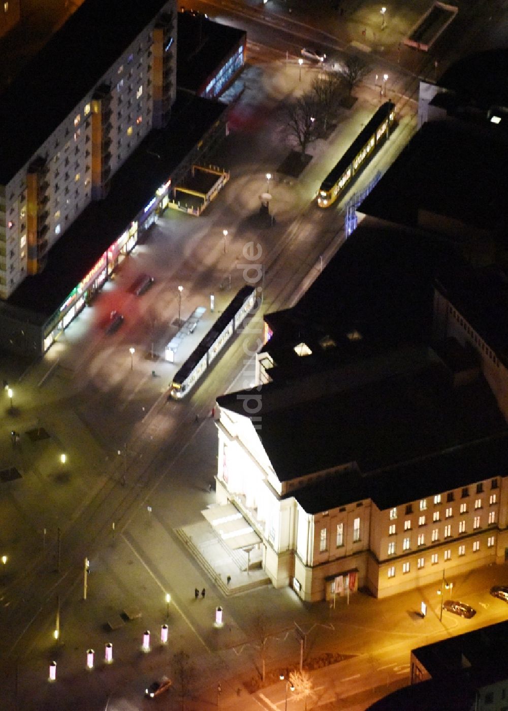 Magdeburg bei Nacht aus der Vogelperspektive: Nachtluftbild Gebäude des Konzerthauses und Theater- Schauspielhauses im Ortsteil Altstadt in Magdeburg im Bundesland Sachsen-Anhalt